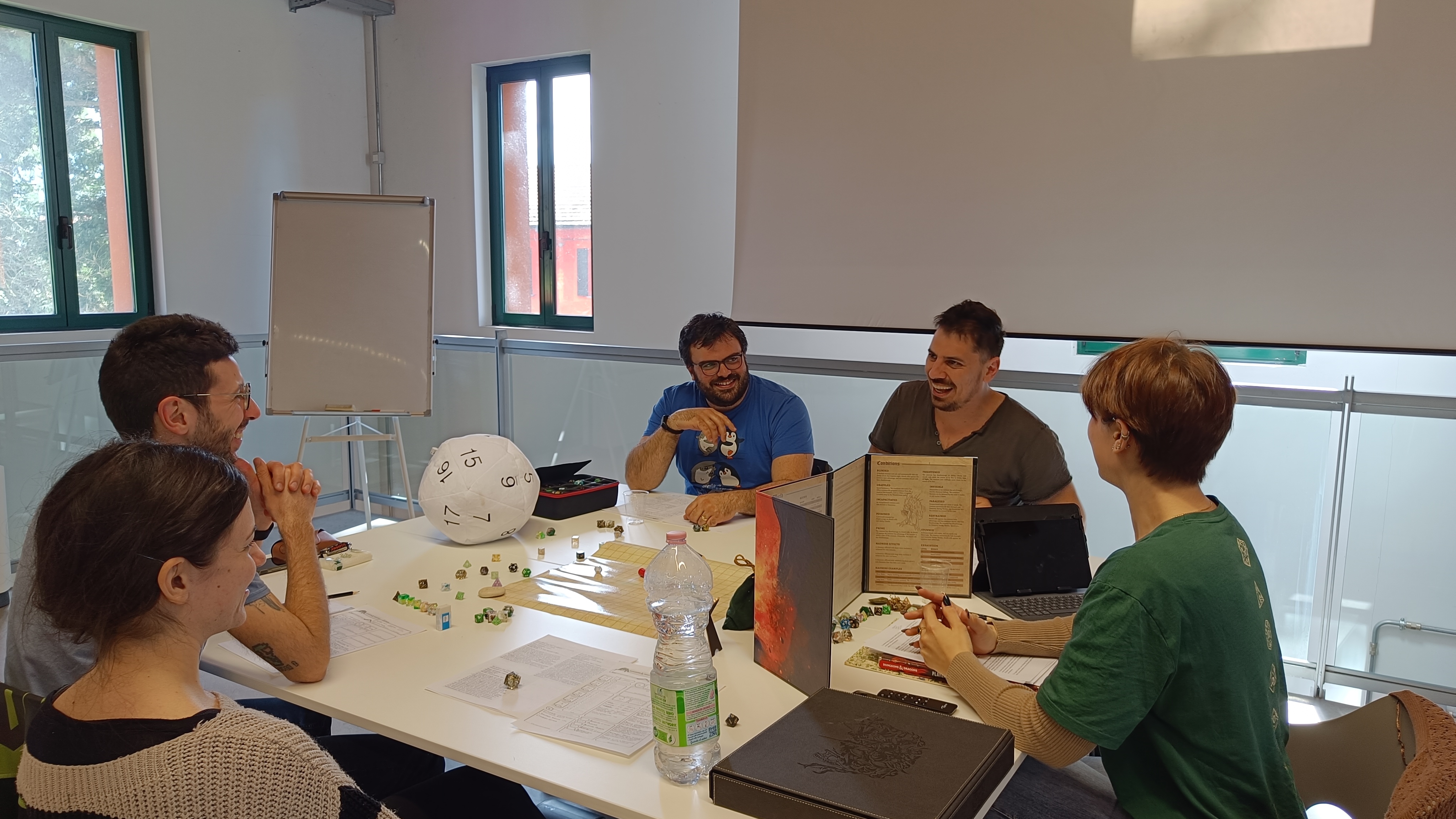 Giocatori che ridono al tavolo di gioco