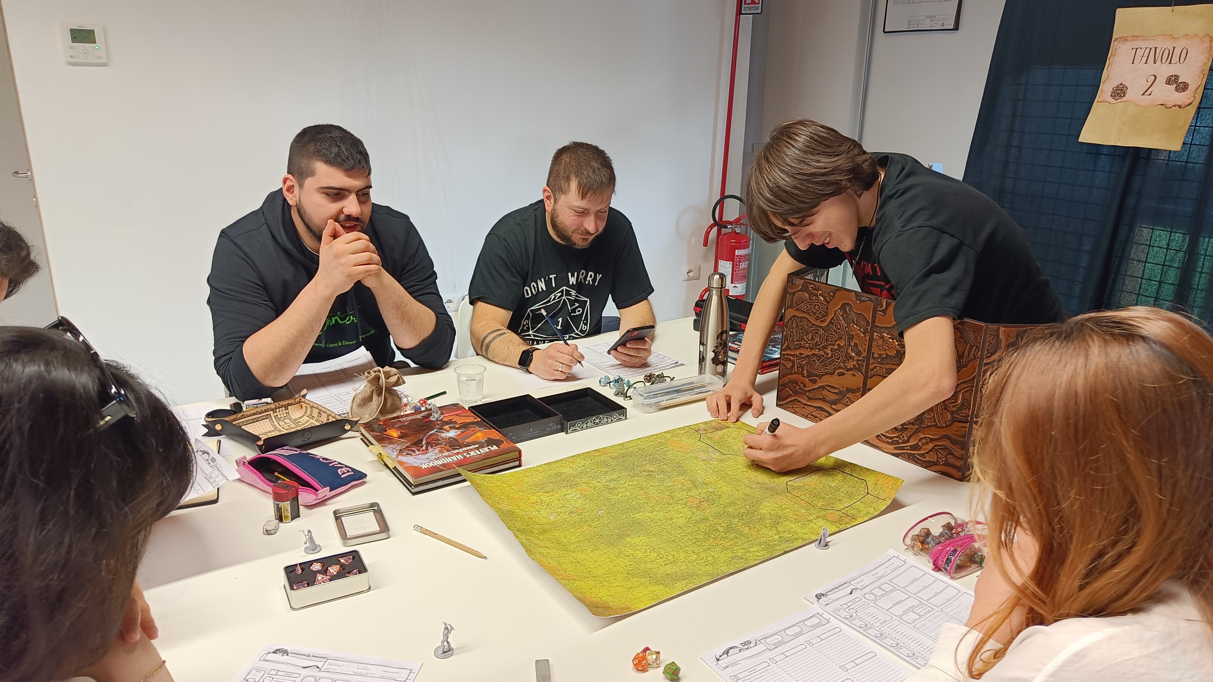 Il DM disegna una mappa sulla battlemap